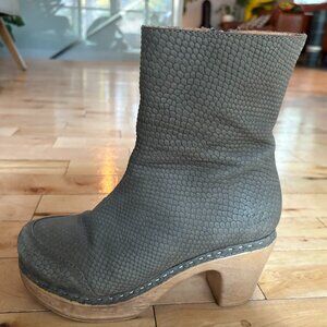 Calou Boots Size 8.5 green textured suede boots, lightly